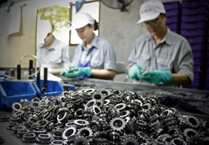 GIA CÔNG,  ĐÓNG GÓI LINH KIỆN XE Ô TÔ TRONG NHÀ XƯỞNG